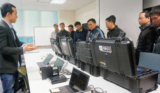 안랩(대표 권치중)은 1일 국방부와 고려대 정보보호대학원이 진행하는 '베트남 정보통신장교 교육사업' 참가자 15명을 판교 사옥으로 초청해 최신 지능형 보안 위협(APT) 동향과 대응 기술, 솔루션 등을 소개하고 통합보안관제센터(SOC)와 디지털 포렌식 룸 등 보안 시설 견학을 진행했다.  안랩 제공